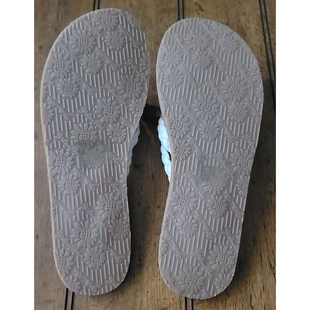 Yellow Box Devina White Flat Sandals- Size 8 - Picture 4 of 5